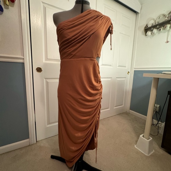 SIGNIFICANT OTHER - ONE SHOULDER MIDI DRESS - Picture 3 of 9
